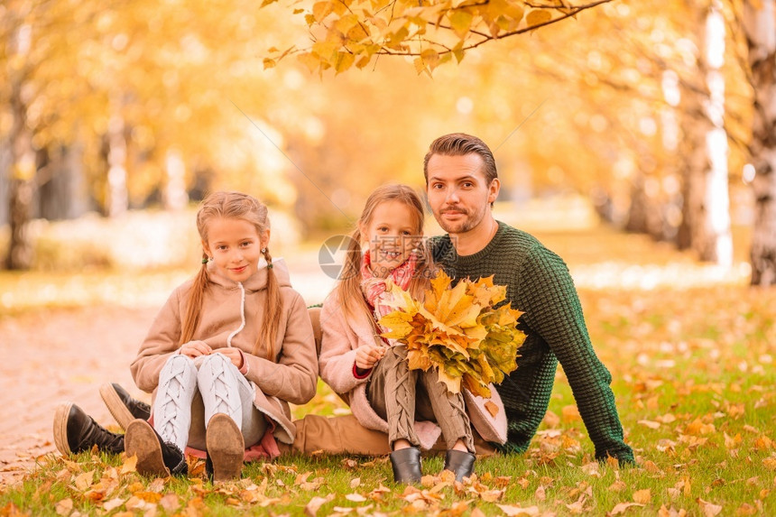 秋天公园里休闲的父女图片