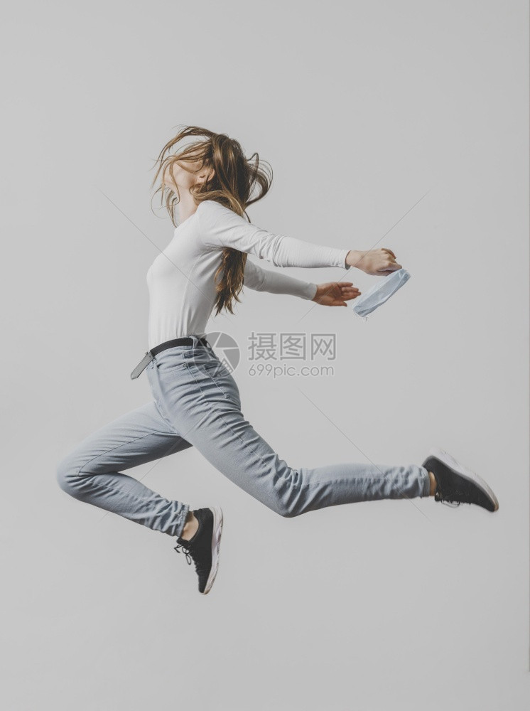 无菌销售身旁有医用面具的女士跳跃空气幸福图片