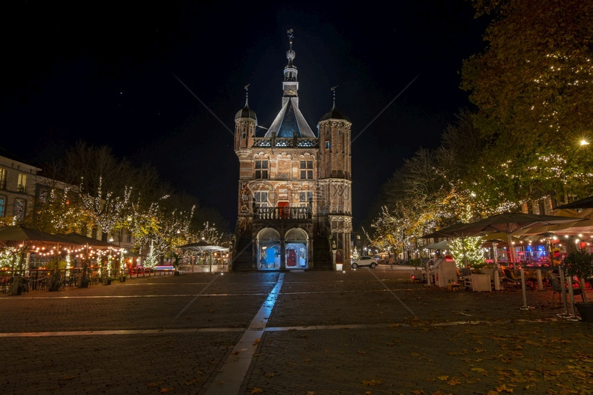 旅游的老中央晚上和荷兰的华格人一起在圣诞节夜里从德芬特Deventer到市风景图片