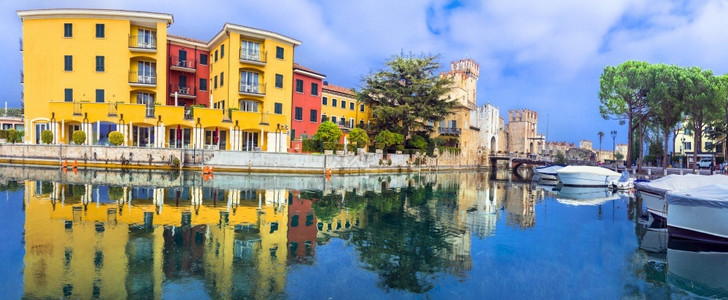 酒店历史意大利北部风景秀丽的湖泊LagodiGarda色彩缤纷的迷人西尔米奥内镇和斯卡利格罗城堡背景