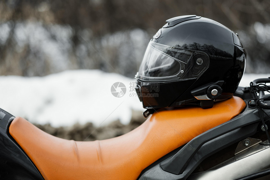 闪亮的自由带头盔摩托车特写高分辨率照片带头盔的摩托车特写高质量照片成人图片