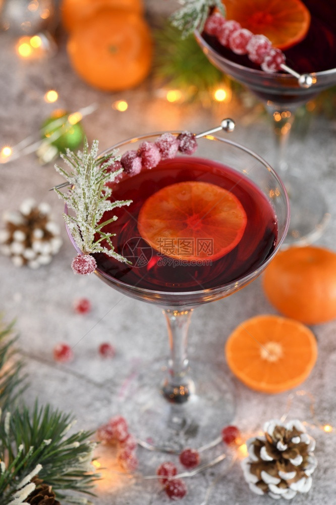 伏特加新鲜的Goblet与cranberryMargarita与糖果红莓迷迭香和橘子鸡尾酒圣诞派对完美鸡尾酒图片