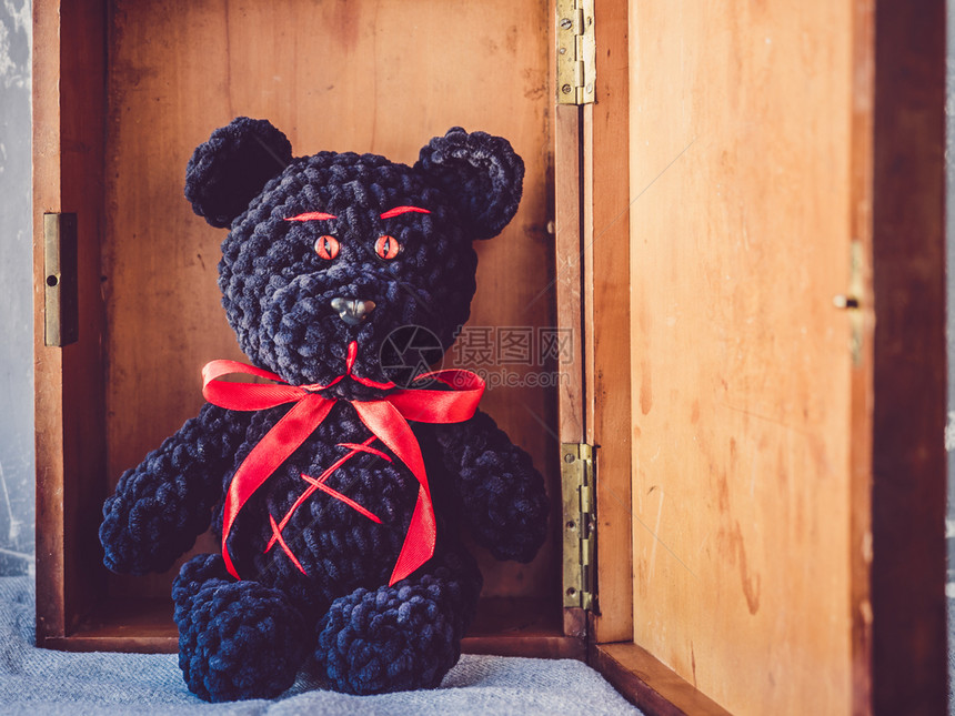 塞满有趣的泰迪熊坐在木盒子里工作室照片贴近内泰迪熊坐在木盒子里弓图片
