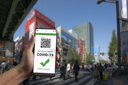 必需的二维码免疫旅行者持有苗护照以显示COVID19疫苗接种状态在冠大流行期间国际旅需要数字健康旅行者持有疫苗护照以显示疫设计图片