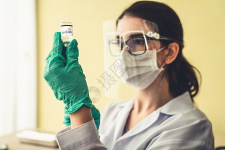 手拿疫苗注射的女医生图片