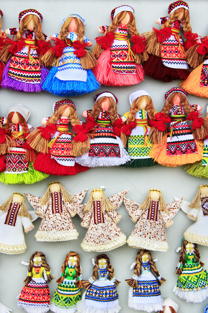 纺织品红色的礼物市场上布娃乌克兰民族纪念品市场上的布娃琳琅满目的手工布娃图片