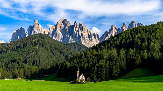 马达莱娜日落谷圣马格达莱纳或的Dolomite山峰村庄SantaMaddalena村和意大利南蒂罗尔具有典型教堂特点的SantaMadd背景