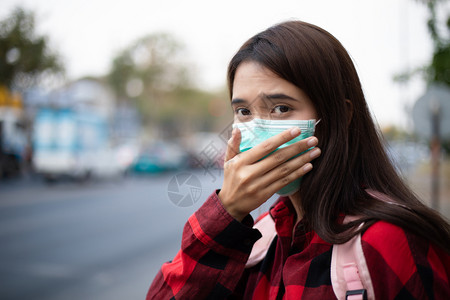 戴口罩防护感染的女性图片