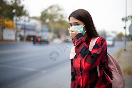 户外戴口罩的女性图片