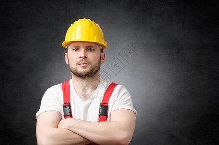 愤怒的建筑工人气冲的建筑工人用他的手臂横穿了建筑工人不开心职业建设者图片