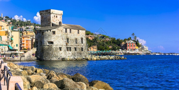 风景中世纪堡垒和意大利海滩古里亚夏日假的景象Liguria拉帕洛口舌图片