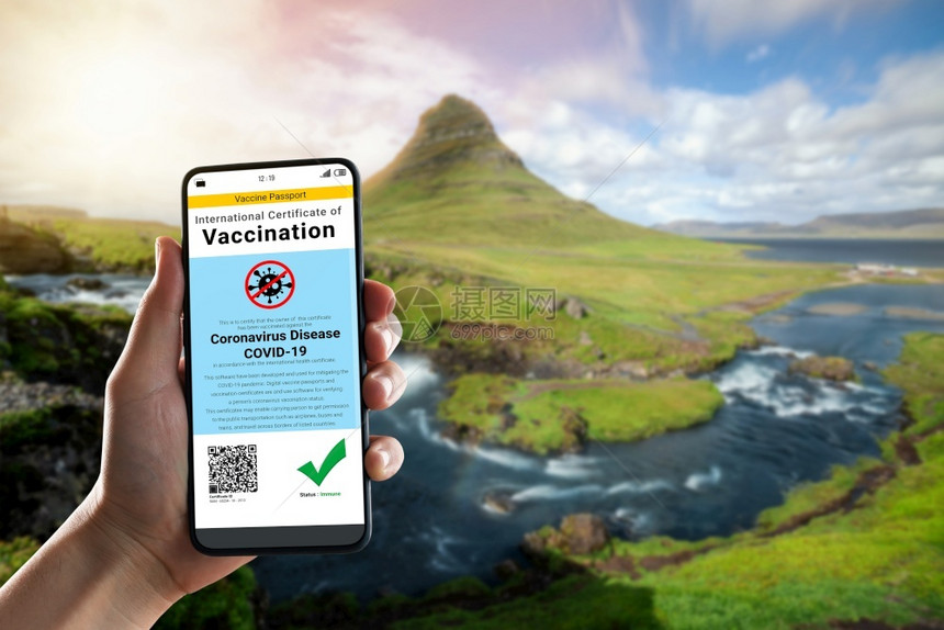 旅行者持有疫苗护照证书以显示COVID19疫苗接种状态在冠大流行期间国际旅需要数字健康证书疫苗接种状态冰岛手oopicapi图片