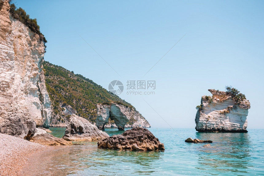 海滨维斯特风景如画的小岛FaraglionidiPuglia海湾BaiaDelleZagareMattinata烟囱和Mergo图片