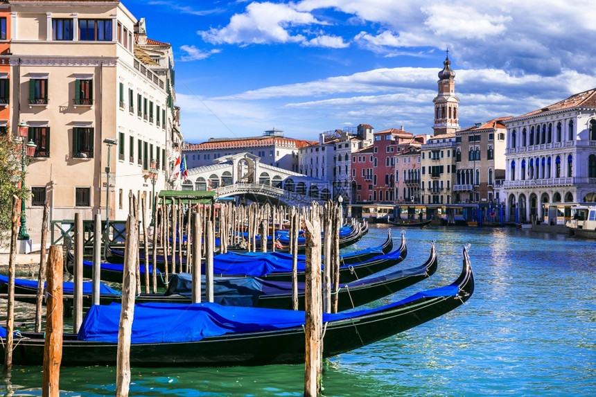 独特里亚托戈多拉斯美丽的威尼斯小镇大运河与古多拉斯和里亚尔托桥意大利20年1月日图片