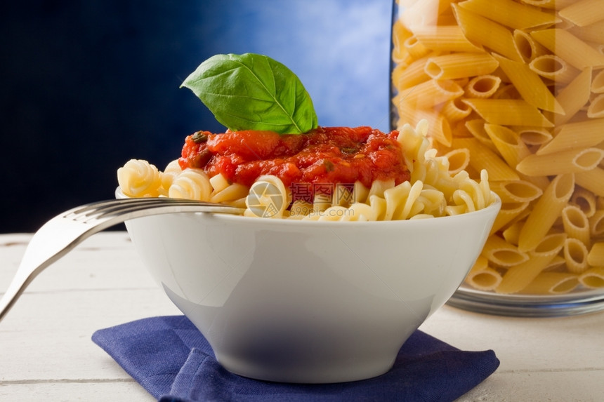 食物照片美味的意大利面和蓝底番茄酱福格利亚兴致勃图片