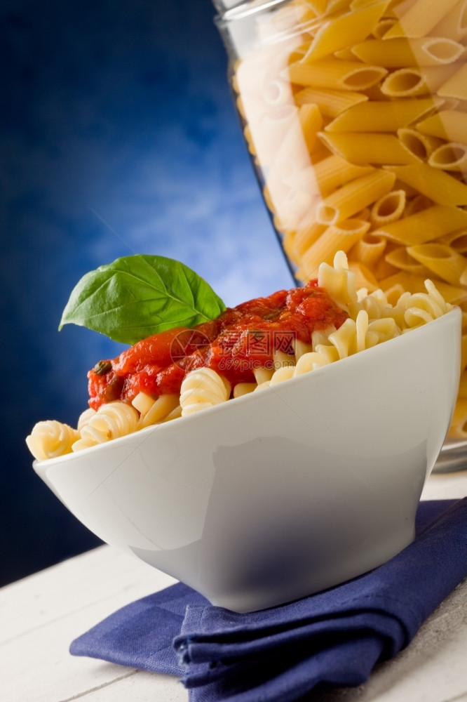 斯佩齐照片美味的意大利面和蓝底番茄酱托瓦廖洛库奇纳图片