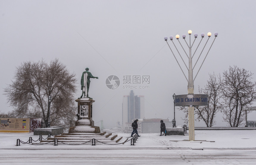 纪念碑雕像乌克兰敖德萨1208乌克兰敖德萨滨海大道上的雪天早晨乌克兰敖德萨的雪天早晨全景白皑图片