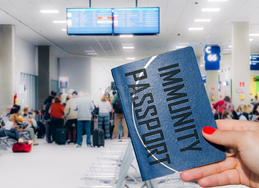 数字的在机场旅行概念中持有针对冠状Covid19免疫护照的人冠状后国际旅行的新现实在机场旅行概念中针对冠状的免疫护照合成游客图片
