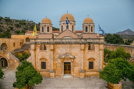 察卡罗隆露台旅游希腊干尼亚2013年5月在希腊克里特岛干尼亚地区的Tsagaroli的AgiaTriada修道院2013月在希腊克里特岛背景