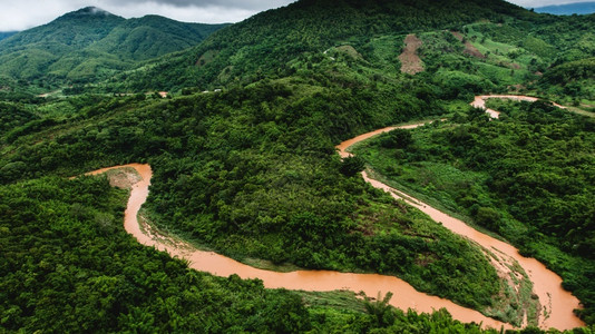 湿谷泰国缅甸边境环气候变化天概念等附近农村景点的气候变化和象概念地貌与雨季滑坡相交而溢出的小溪洪水森林力量背景