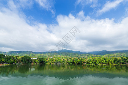 季节泰国安高清迈大学蓝天空背景的山地森林含水库蓝天背景泰国昂庆清迈大学云风景背景图片