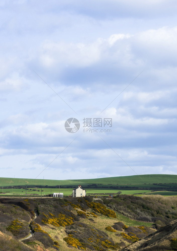 谷春或夏季在英国Saltburn的垂直农村以绿色自然草原为青蓝天空和晴云彩的绿草地开立了陆景观框架并建有农舍对冲屋图片