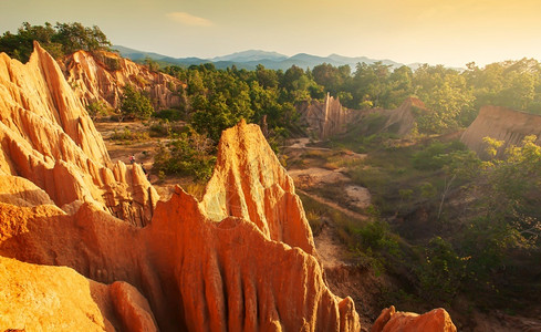 对泰国南省SaoDinNaNoi原始森林中大峡谷陡峭沉积沙岩悬崖的景象污垢观裸背景图片