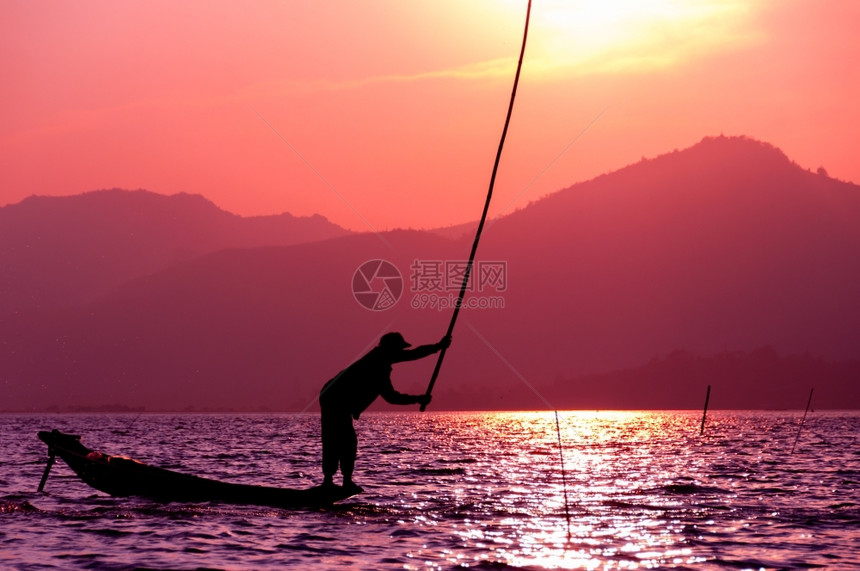 日落时的渔夫剪影茵莱湖缅甸日出景观桨图片