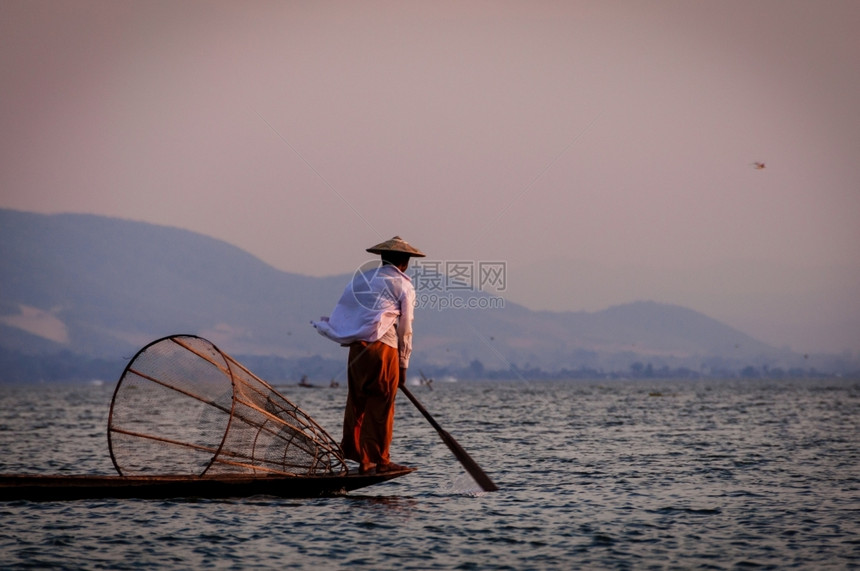 技能茵莱Inle湖渔民与Inle湖渔民在与Nele湖渔民在与缅甸人之间划船农村图片