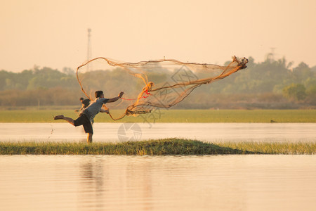 2018年月4日渔民在湖中撒网鱼泰国一种背景图片