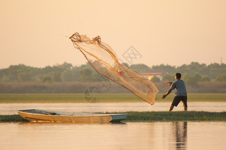 2018年月4日渔民在湖中撒网海洋铸件水背景图片