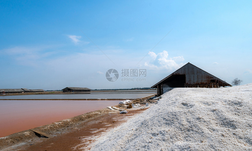 农场生产盐工业用的生料氯化钠矿物蒸发海水碘化盐蒸发喷射碳氢化合物盐氯钠矿物质原料蓝色的图片