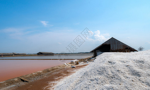 农场生产盐工业用的生料氯化钠矿物蒸发海水碘化盐蒸发喷射碳氢化合物盐氯钠矿物质原料蓝色的背景图片