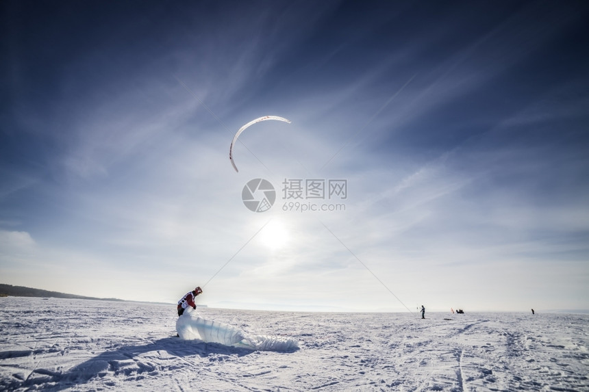 冬季雪地风筝冲浪者图片