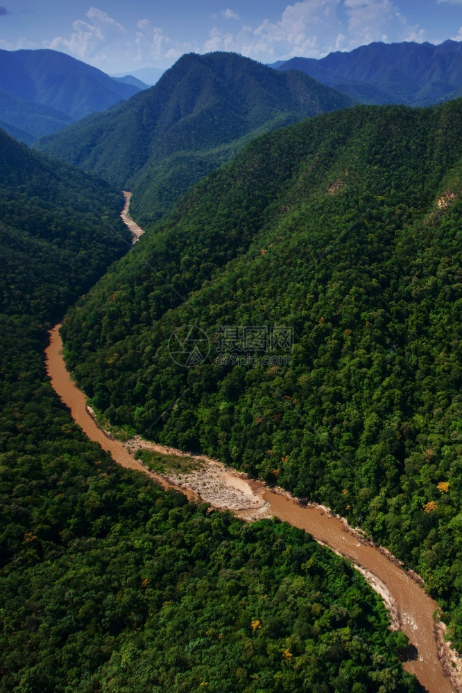 木头洪雨Teak森林以及泰国和缅甸边境附近一条河流的空中巡视图片