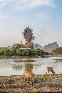 位于缅甸HpaAn市湖中央的KyautKaLattPagoda宝塔宗教旅游背景图片