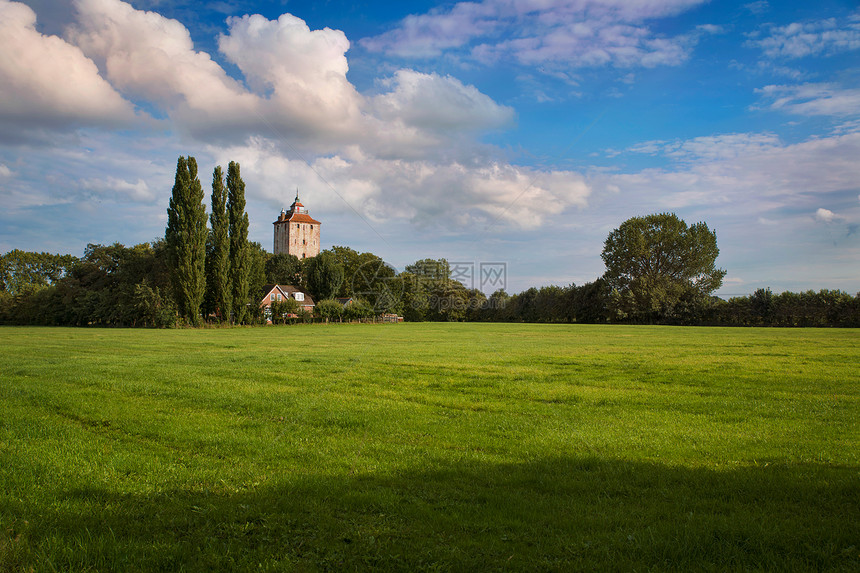绿色路美丽的荷兰风景与绿田树云和堡垒的绿田地景观旅游图片