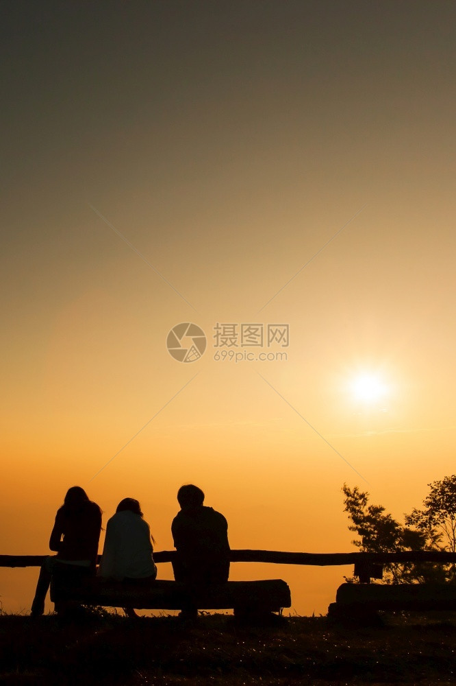 国民一群游客坐在日出时山峰上放松升起的阳光照耀着各种背景的山脉假日期概念和节日享受尽管图片