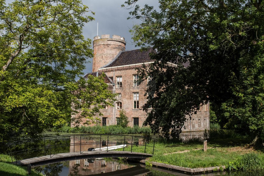 秋季荷兰森林中的古老历史城堡秋季荷兰美女森林中的古老历史城堡秋季荷兰树墙一种图片