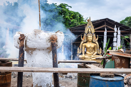 熔化的金属被倒入一个沙模铝铸造厂佛庙是泰国菲特桑努洛克大佛像浇灌仪式旅游工厂佛教背景图片