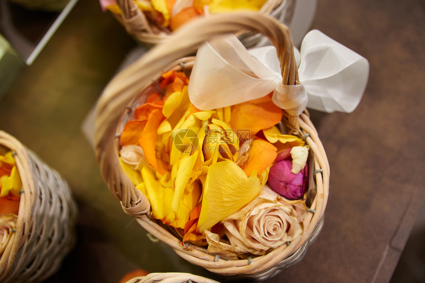 草婚礼仪式的玫瑰叶季节戒指图片