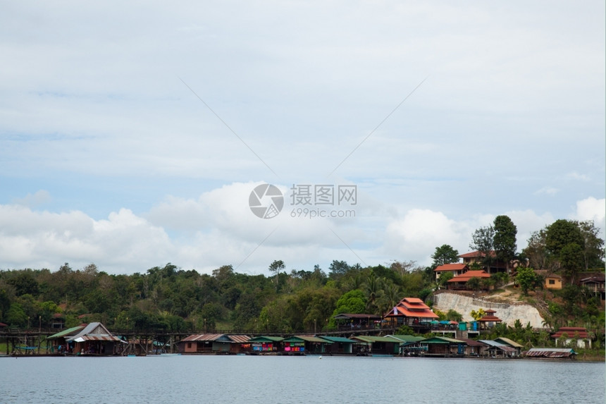 云爬坡道公园山和树后面的旅游者休息之地山和树后面的图片