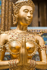 金成位于泰国曼谷东南亚佛教神话中的半只鸟在大王宫皇的翡翠佛寺FaudWatPhraKaew上的金纳里雕像女士半个人宗教的背景