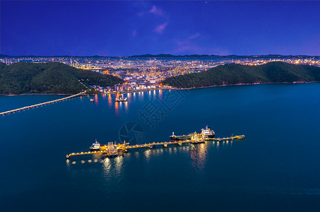 夜晚出口泰国无人驾驶飞机空中观测时夜照蓝天空背景的海上和炼油厂区装石化工的港口点航运石油和港口点以及装油和石化工商业的背景图片