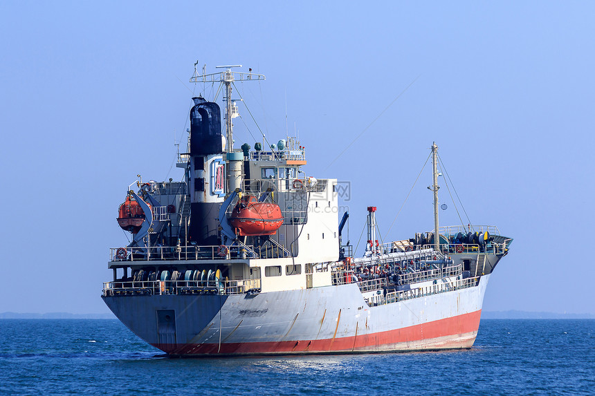 大型海上油轮罐船是设计用于运输原油以便向炼厂运输大量原的船只这些是专门为运输原油而设计的船只出口码头为了图片
