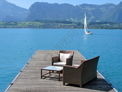 奢华繁荣夏天瑞士Thun湖的罗马风景图片