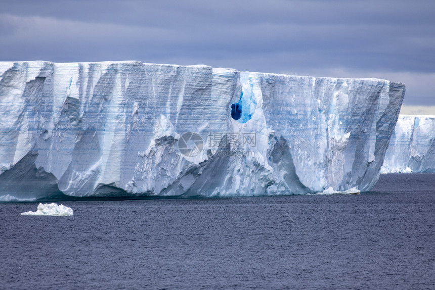 海北冰洋巨型山浮中的深蓝白月洞穴冷冻辐射图片