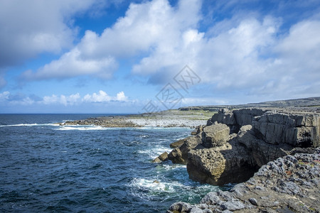 自然海岸在爱尔兰克莱县BurrenBurren的克里夫斯行走危险的图片