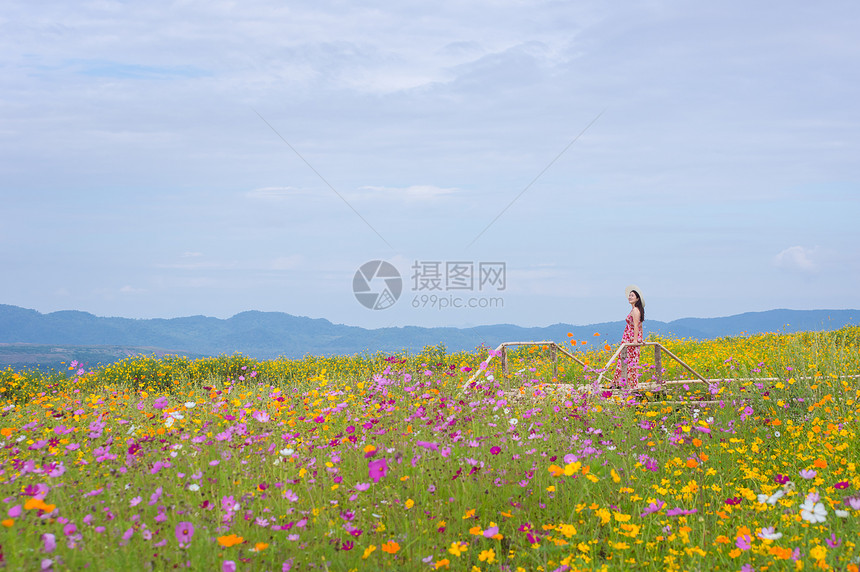 墨西哥人广告户外身着自然花的美丽女子她穿着白色礼服和红帽子在泰国兰芒省MaeMohCoalMine的TungBuaTong墨西哥图片