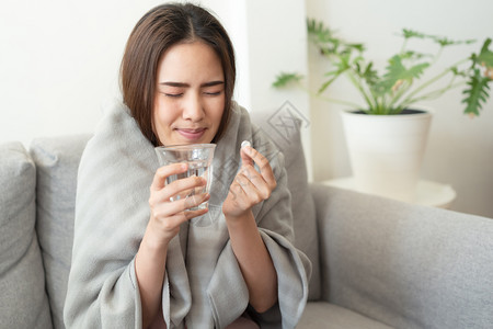 感冒吃药的女性图片